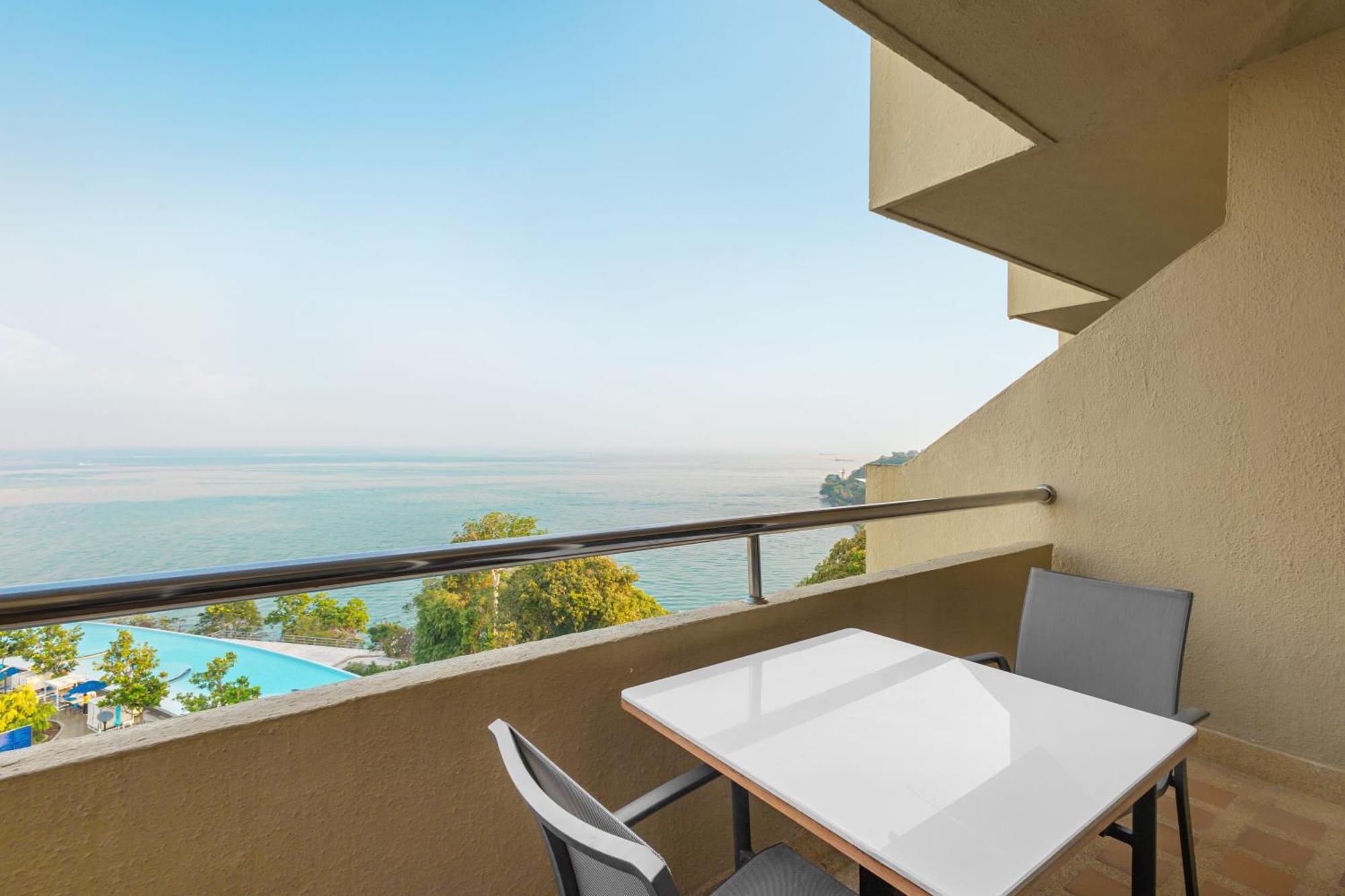 Royal Cliff Beach Hotel Pattaya Exterior foto Balcony