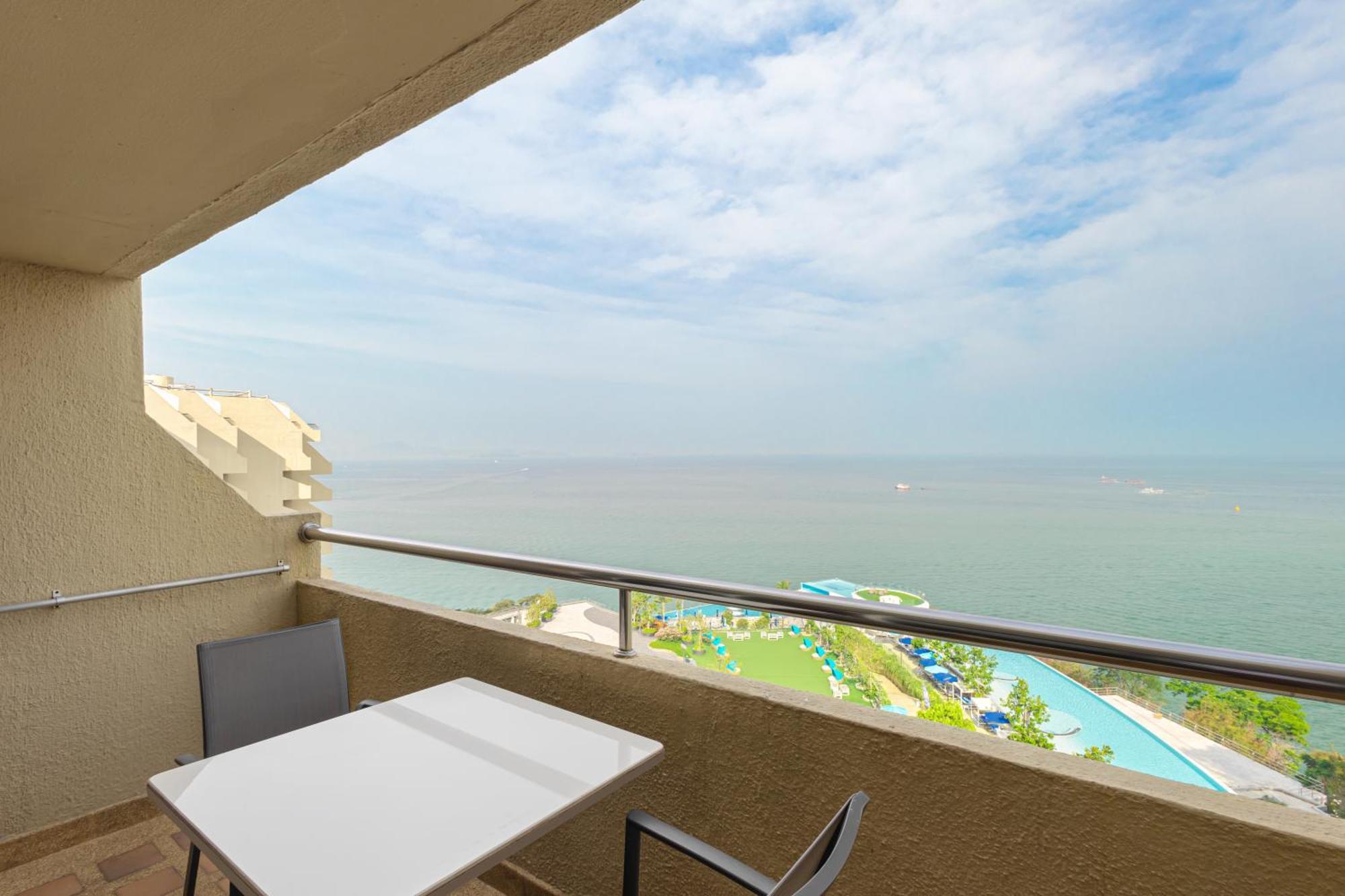 Royal Cliff Beach Hotel Pattaya Exterior foto Balcony of a hotel room