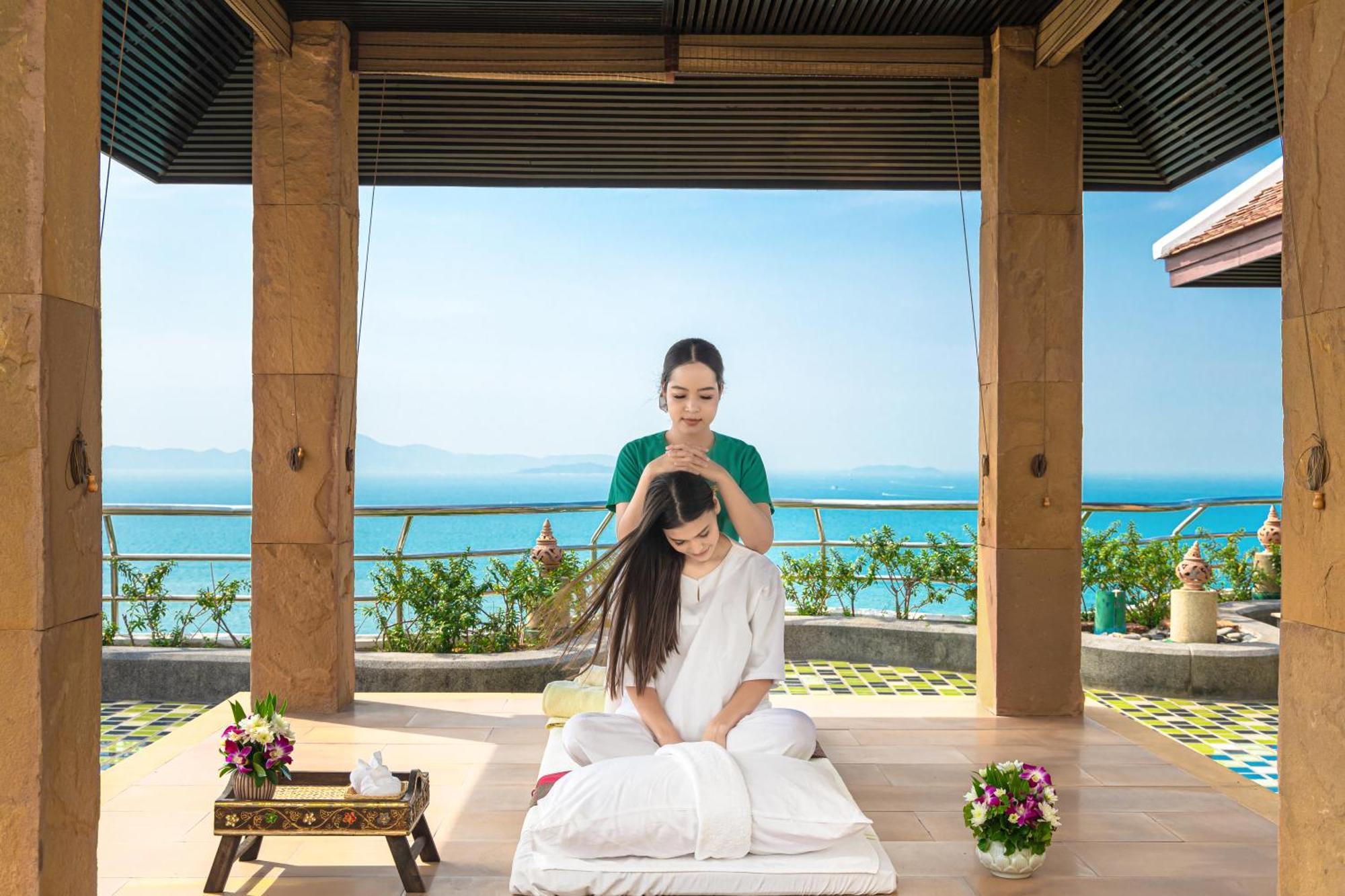 Royal Cliff Beach Hotel Pattaya Exterior foto Thai massage