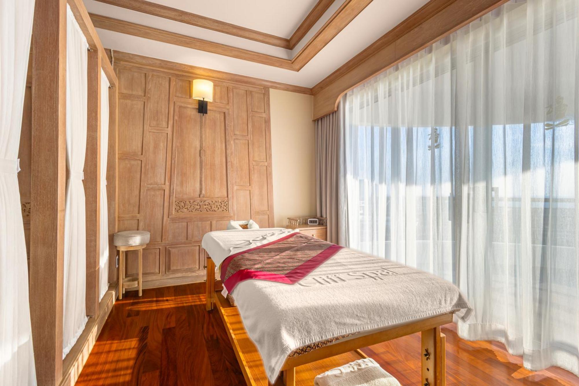 Royal Cliff Beach Hotel Pattaya Exterior foto A massage bed