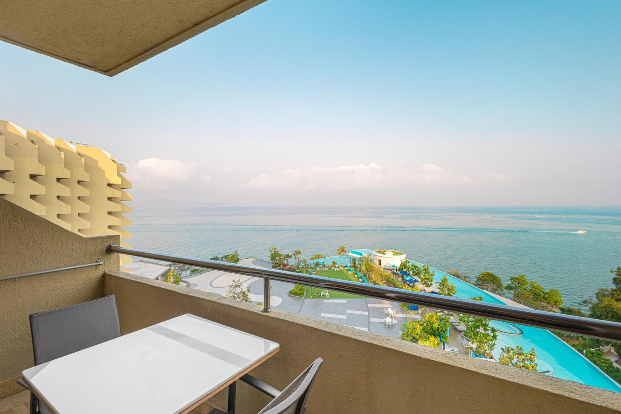 Royal Cliff Beach Hotel Pattaya Exterior foto View from the balcony of a suite at the Dead Sea Spa Magdiel